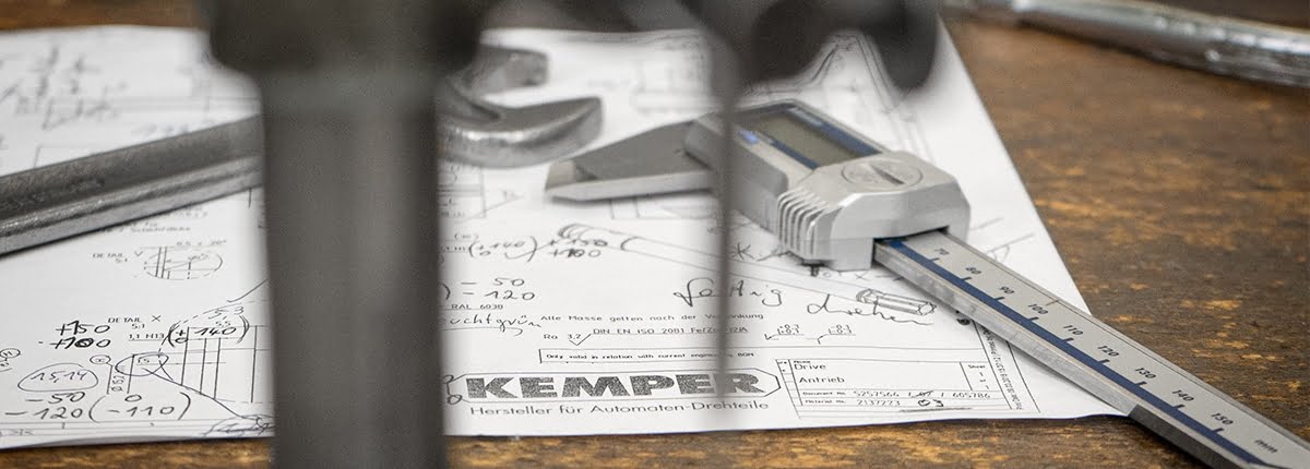 Planung und Messung von Werkstücken mit einer Schieblehre und Prüfmitteln anhand einer Teile-Zeichnung.