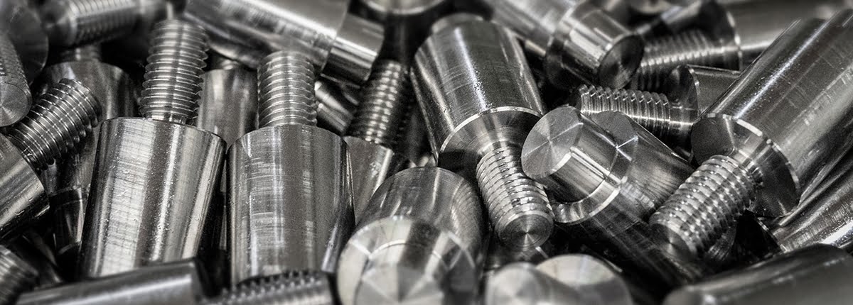 Bevorratung von Schüttgut und gedrehten Stahlteilen mit Gewinde.