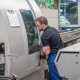 Einrichter bedient CNC-Drehmaschine zur Herstellung von CNC-Drehteilen.