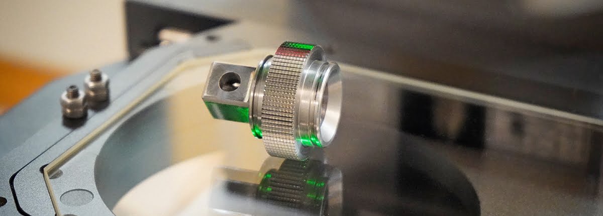 Messmaschine zur Teilemessung und Prüfung nach ISO 9001-Zertifizierung.