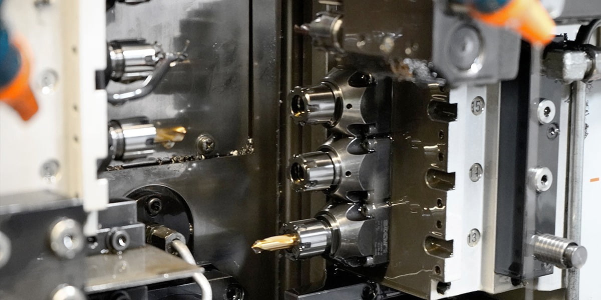 CNC-Bohrer im Fertigungsprozess.