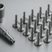 CNC Kleinserienfertigung mit wenigen individuellen Bauteilen im Vergleich zur CNC Großserienfertigung mit vielen identischen Werkstücken in einer Reihe.