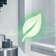 Nachhaltigkeit CNC Fertigung – moderne CNC-Maschine bei der Bearbeitung eines Metallteils mit Symbolen für Energieeffizienz, Recycling und Ressourcenschonung.